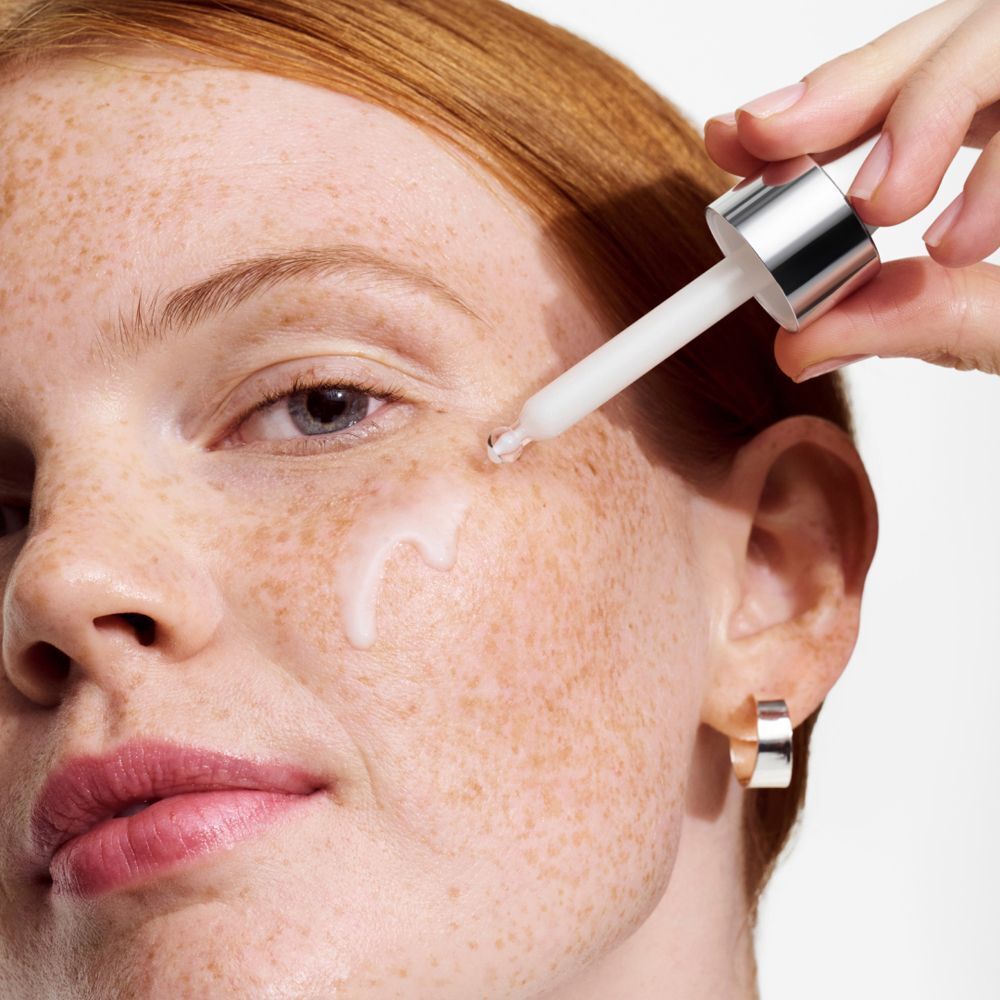 Een pipet brengt Clinique Moisture Surge Active Glow Serum aan op de huid.
