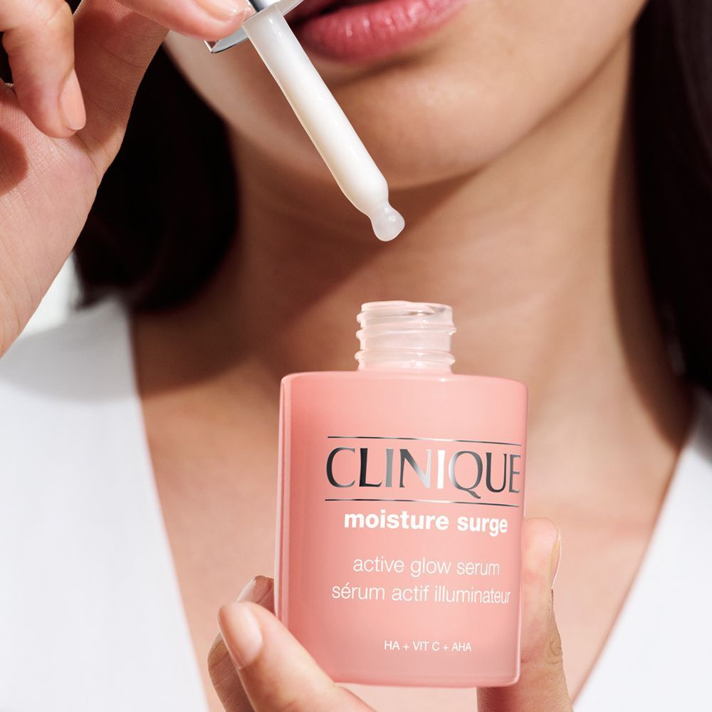 Een pipet laat Clinique Moisture Surge Active Glow Serum in een flesje druppelen.