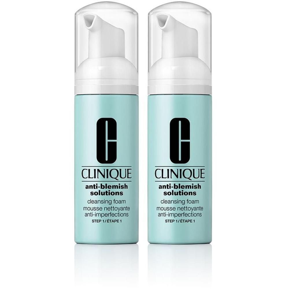 Deux flacons de mousse nettoyante Clinique Anti-Blemish Solutions. Flacons bleu clair avec pompe blanche et logo noir.