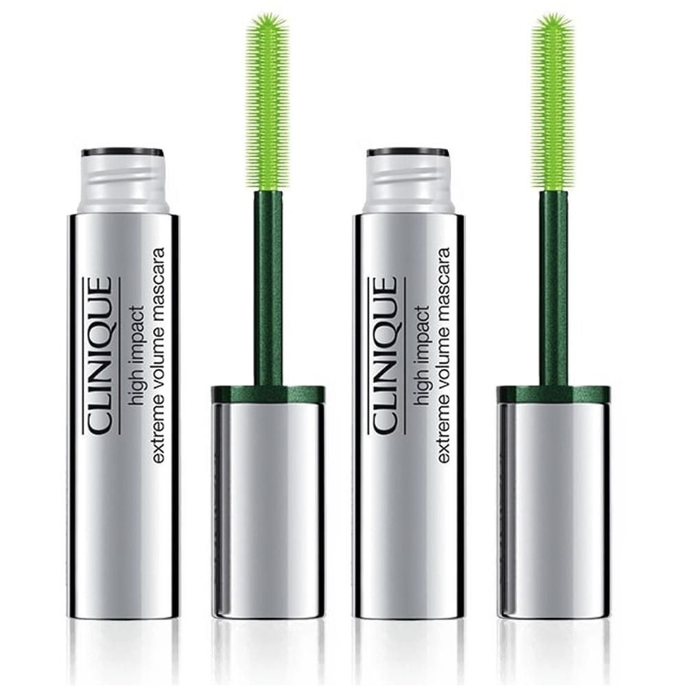 Deux tubes de mascara avec brosses ouvertes. Les brosses sont vertes, les contenants argentés avec texte noir.