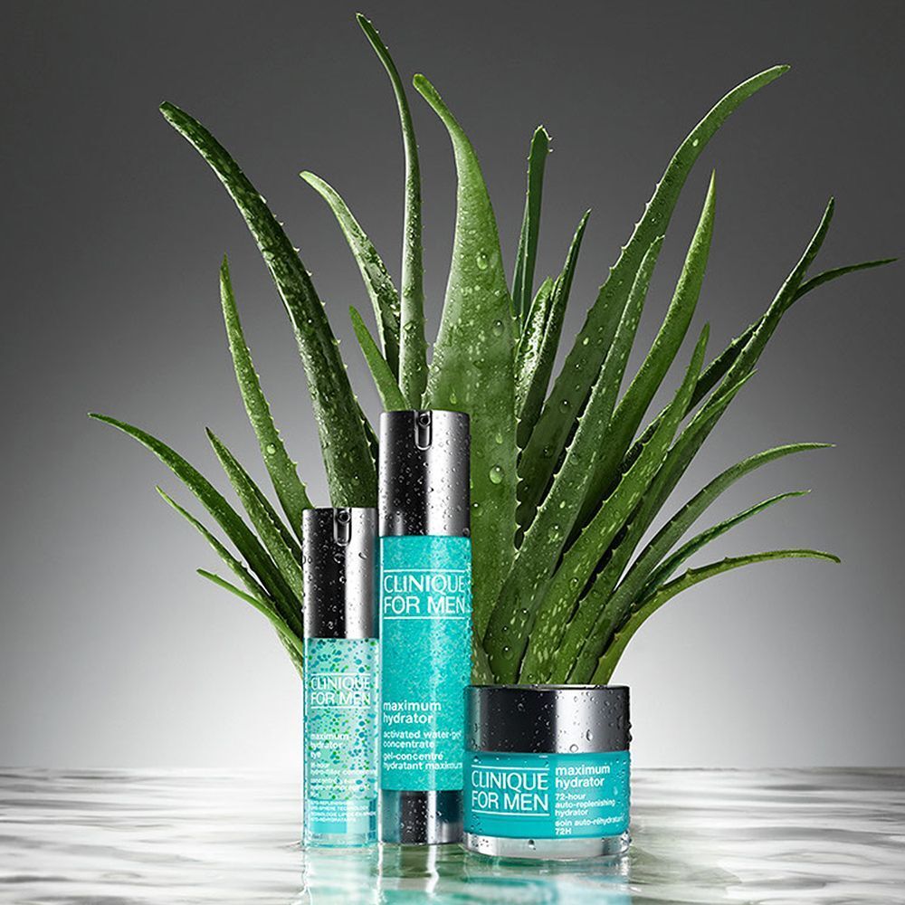 Trois produits CLINIQUE FOR MEN devant des plantes d'aloe vera.
