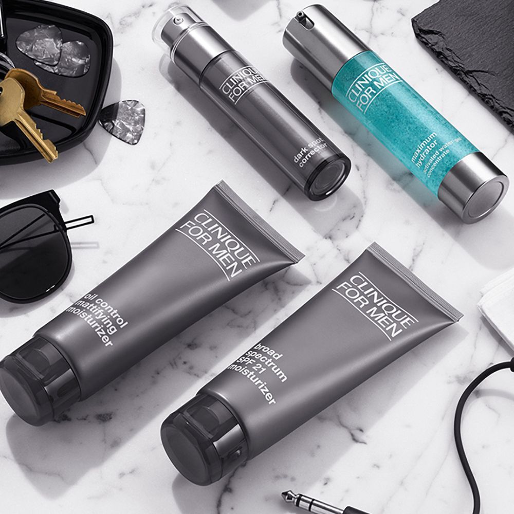 Plusieurs produits de soins CLINIQUE FOR MEN sur marbre.