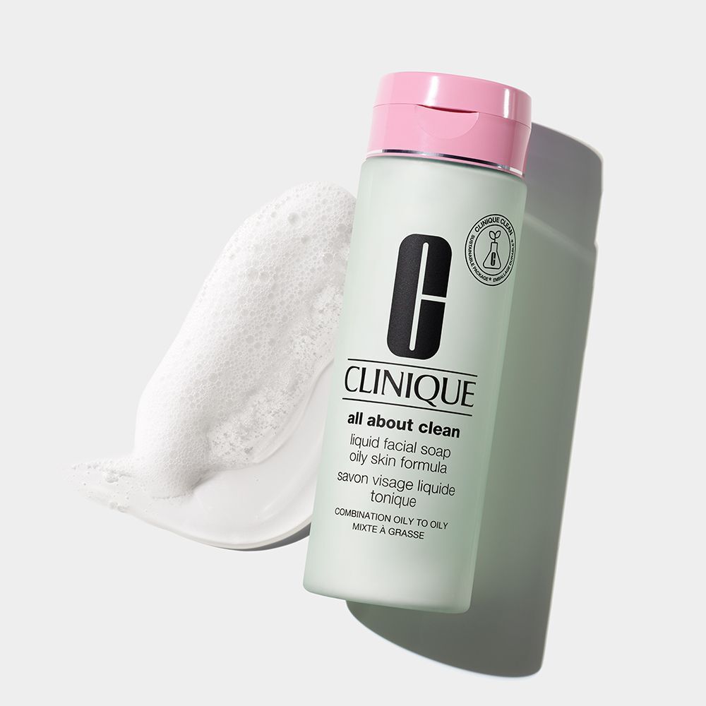 Savon Visage Liquide All About Clean pour peaux grasses à côté d'une trace de mousse.