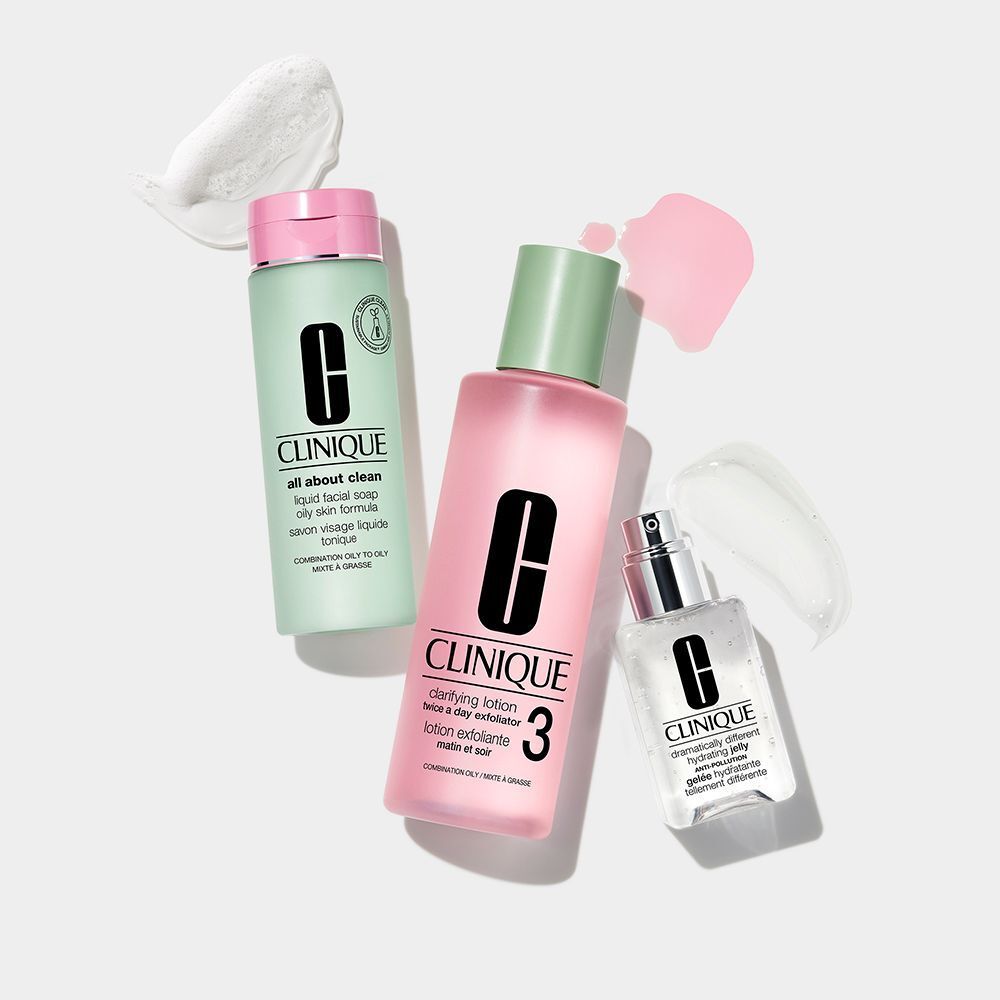 Trois produits de soin CLINIQUE : savon liquide, lotion et sérum.