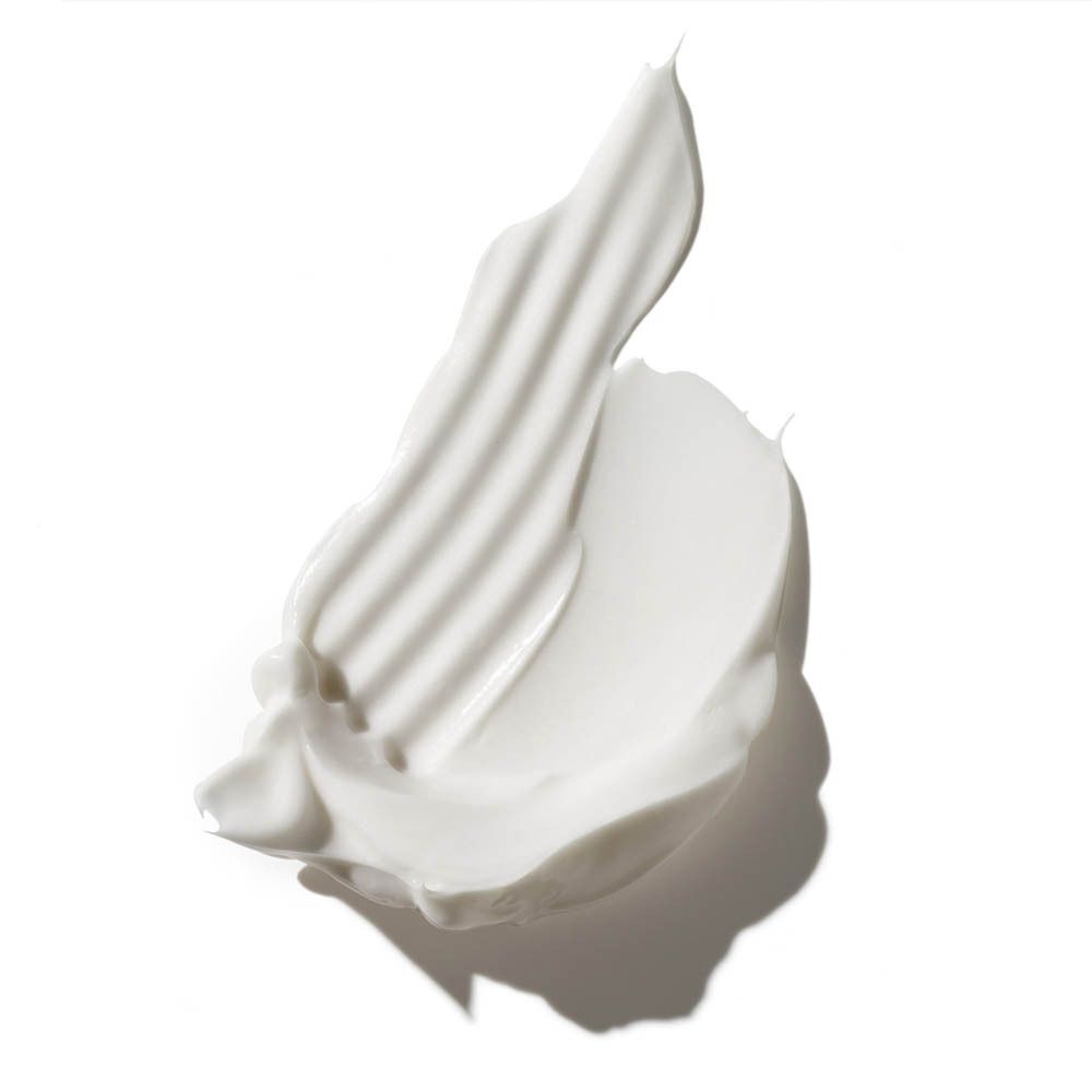 Une traînée de crème blanche striée sur fond blanc.