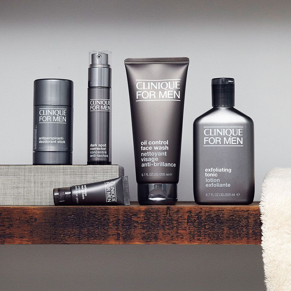 Produits de soins Clinique for Men : déodorant, correcteur, nettoyant visage, lotion tonique et crème contour des yeux.