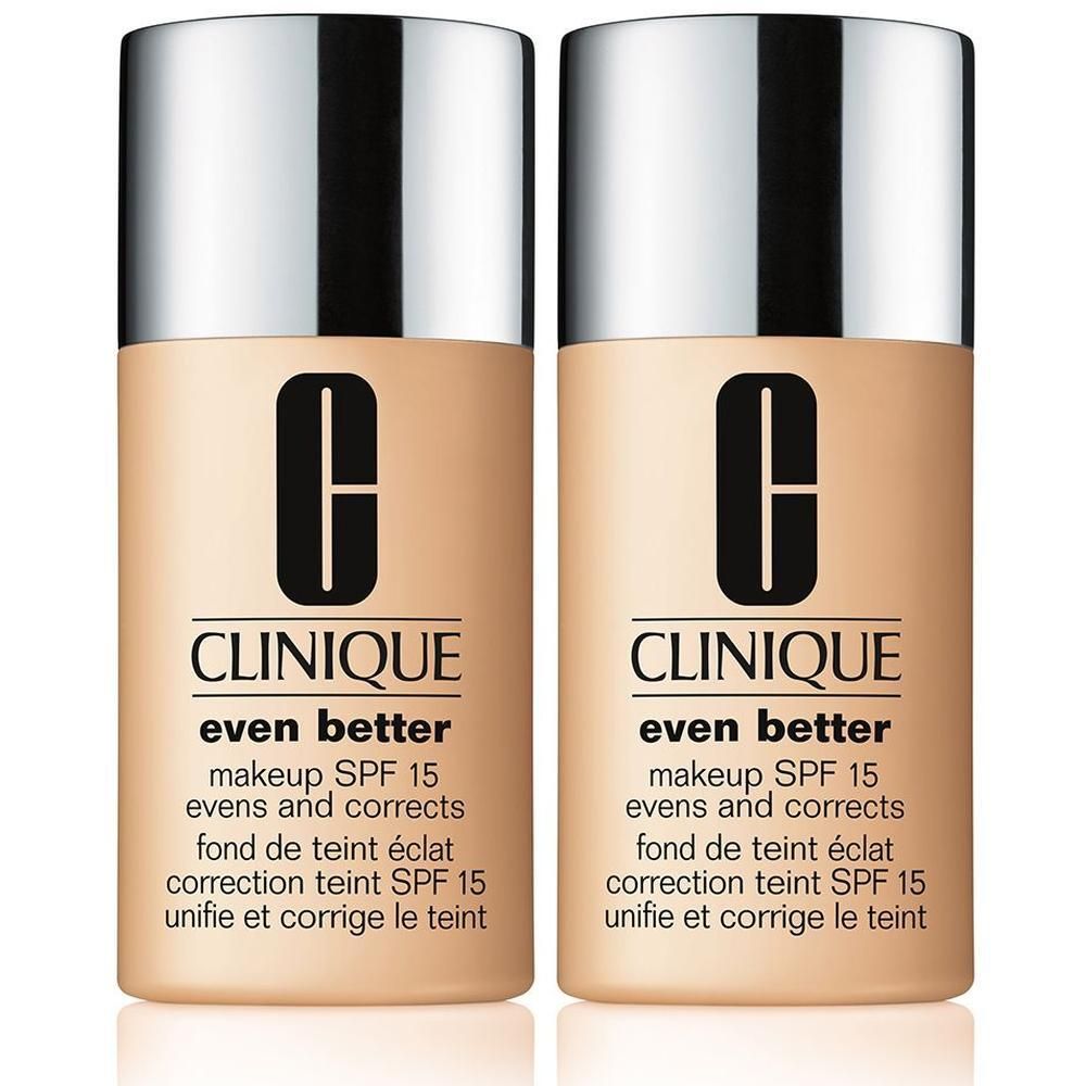 Twee flacons Clinique Even Better foundation. Beige flacons met zilveren doppen. Zwart logo en tekst.