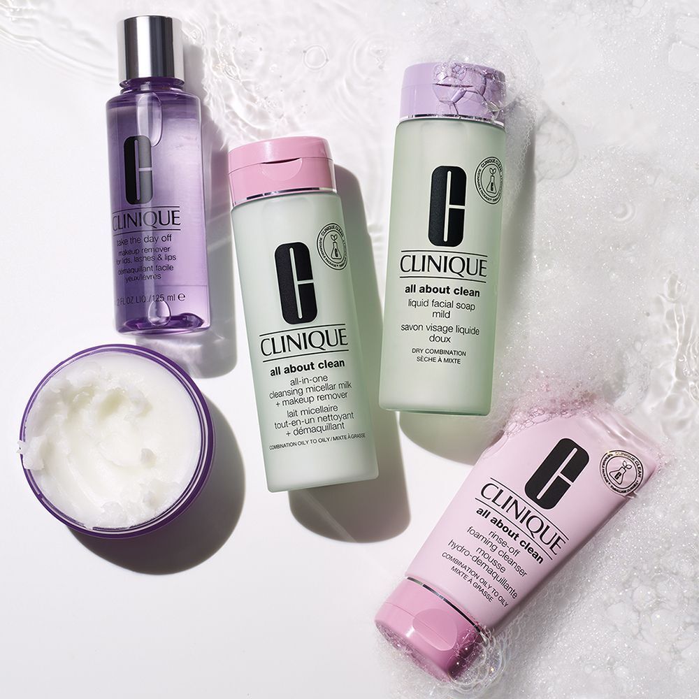 Produits de soin Clinique: huile démaquillante, lait micellaire, savon visage, mousse.