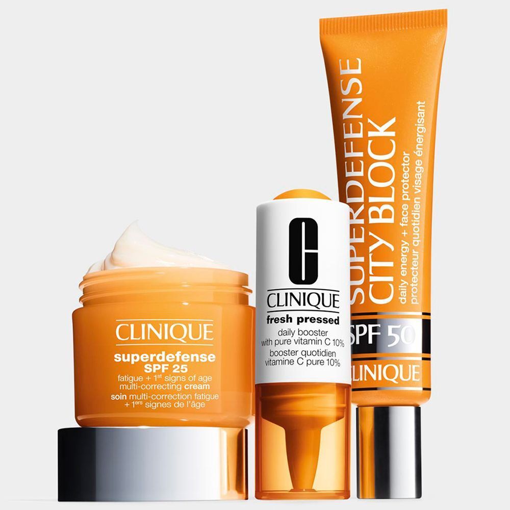 Clinique Superdefense producten: potje, serumdispenser en zonnebrandtube.