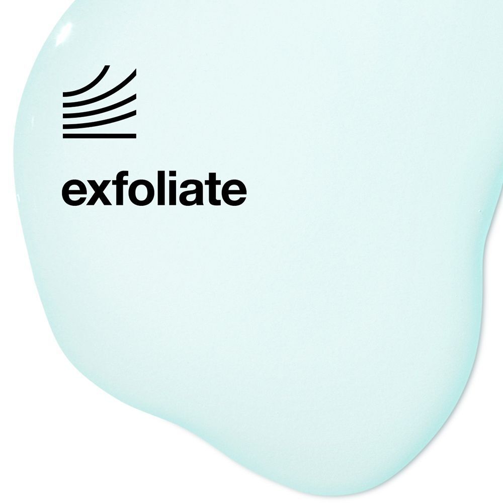 Close-up van een druppel lichtblauwe vloeistof met het woord 'exfoliate' en een symbool.