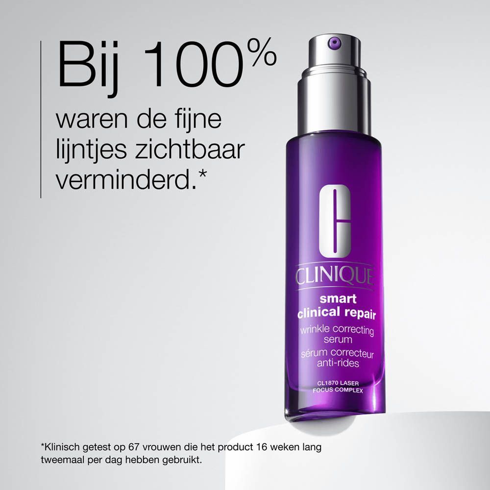 Een fles Clinique Smart Clinical Serum. Paarse fles met zilveren pomp. Tekst: Clinique, Smart Clinical Repair, anti-rimpel serum. Tekst: 100% minder rimpels.