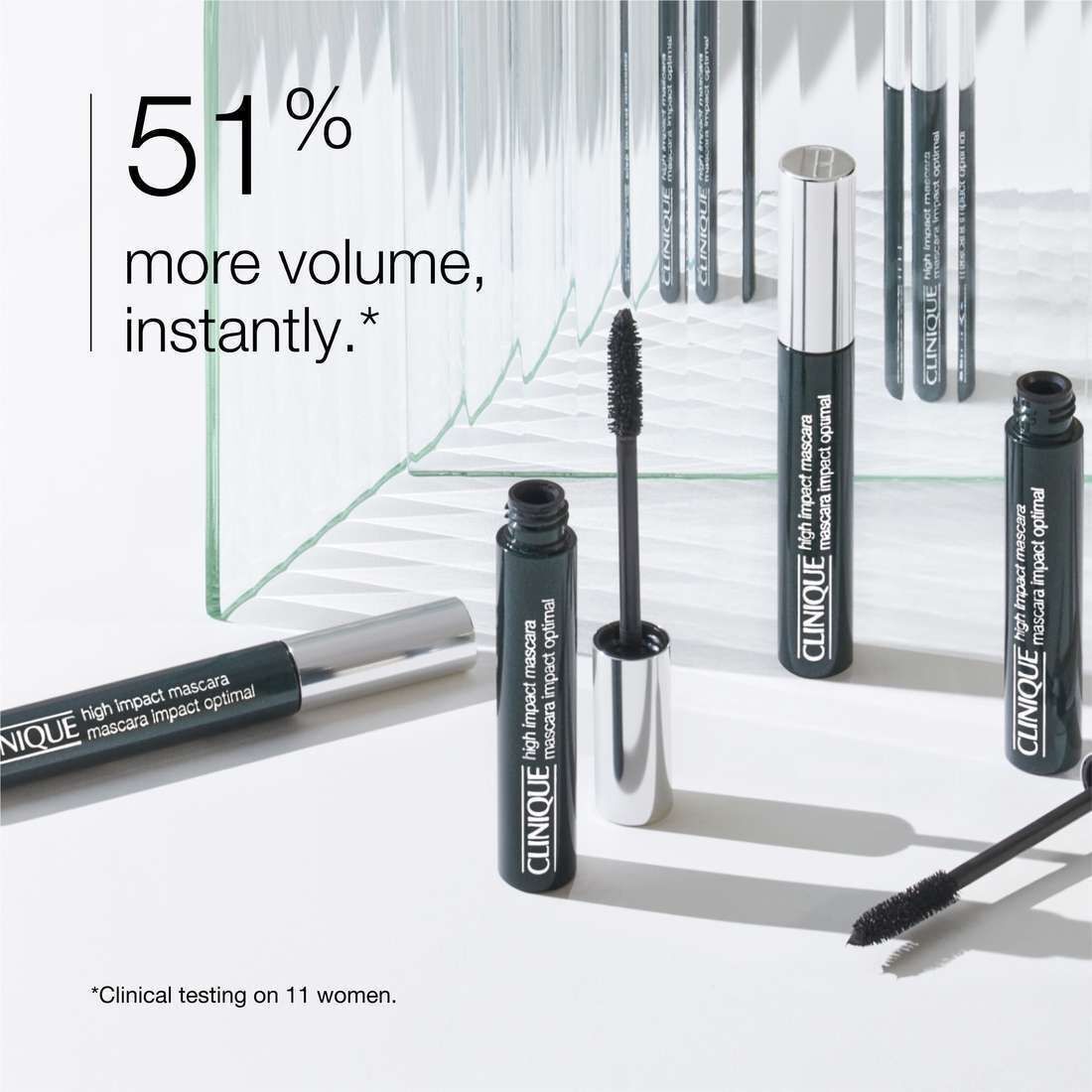 Plusieurs flacons de mascara Clinique High Impact sur fond blanc.