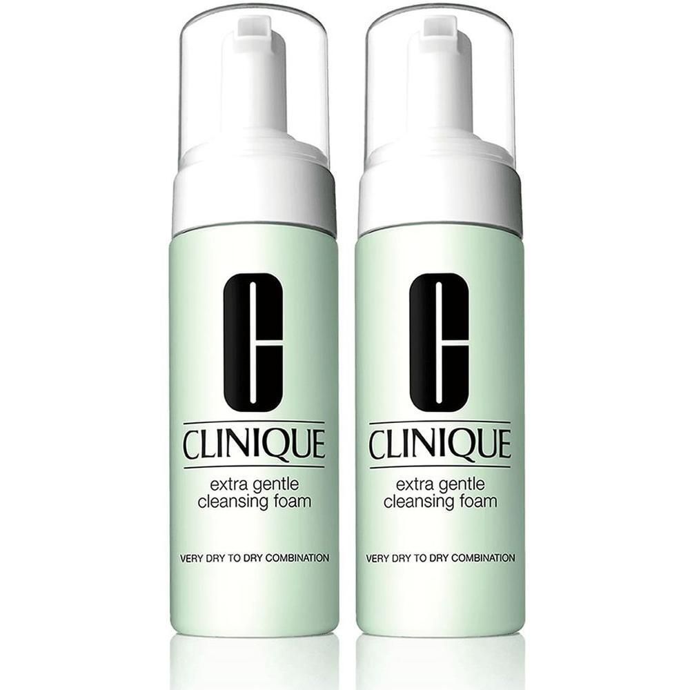 Deux flacons de mousse nettoyante Clinique. Flacons vert clair avec pompe blanche. Logo Clinique noir et nom du produit.