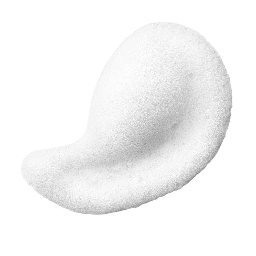 Een klodder wit reinigingsschuim op een witte achtergrond.