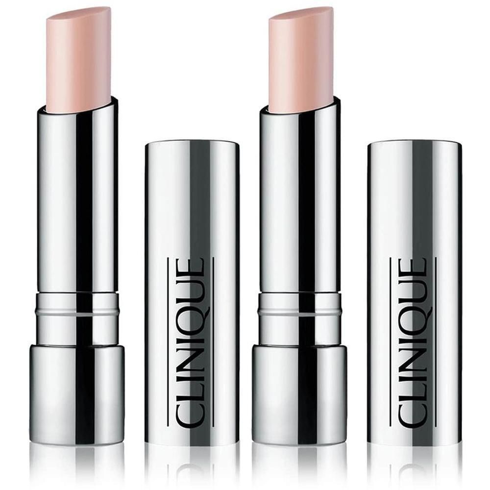 Twee lippenbalsemstiften, open en gesloten. Zilverkleurige hulzen, roze lippenbalsem. Op de hulzen staat CLINIQUE.