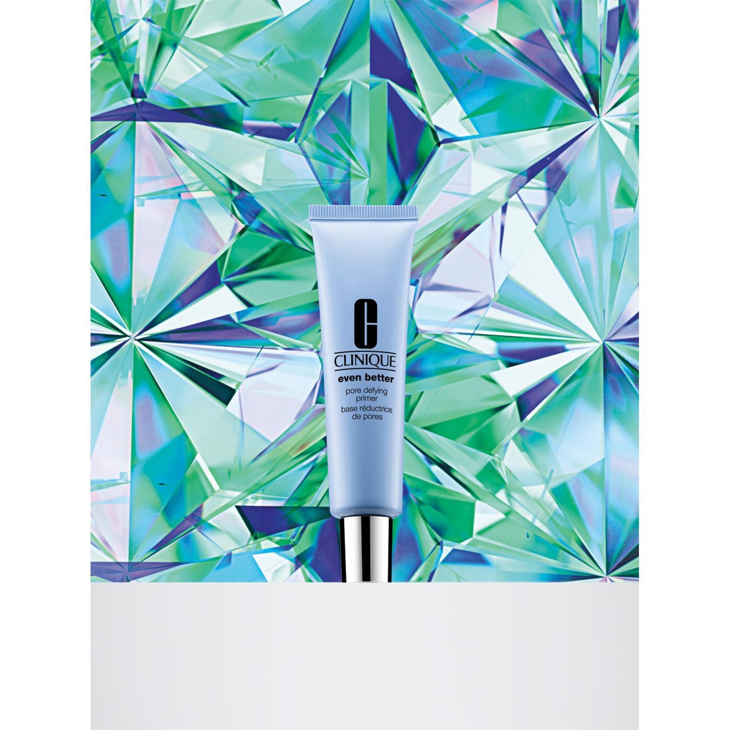 Een tube CLINIQUE Even Better Pore Defying Primer voor een veelzijdige groene achtergrond.