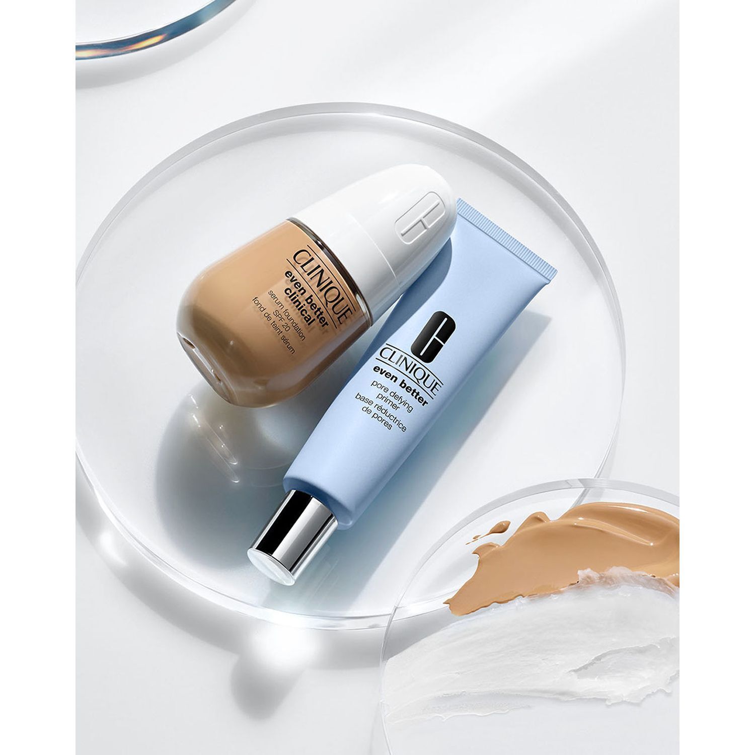 Een tube CLINIQUE Even Better Pore Defying Primer en een fles CLINIQUE Even Better Clinical Foundation.