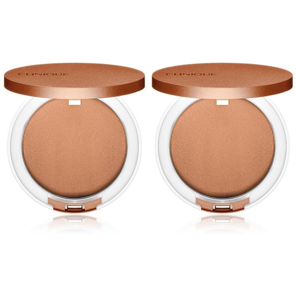 Twee ronde bronzer poeders in open verpakking. Koperkleurige deksels, lichtbruine poeder. Witte rand.