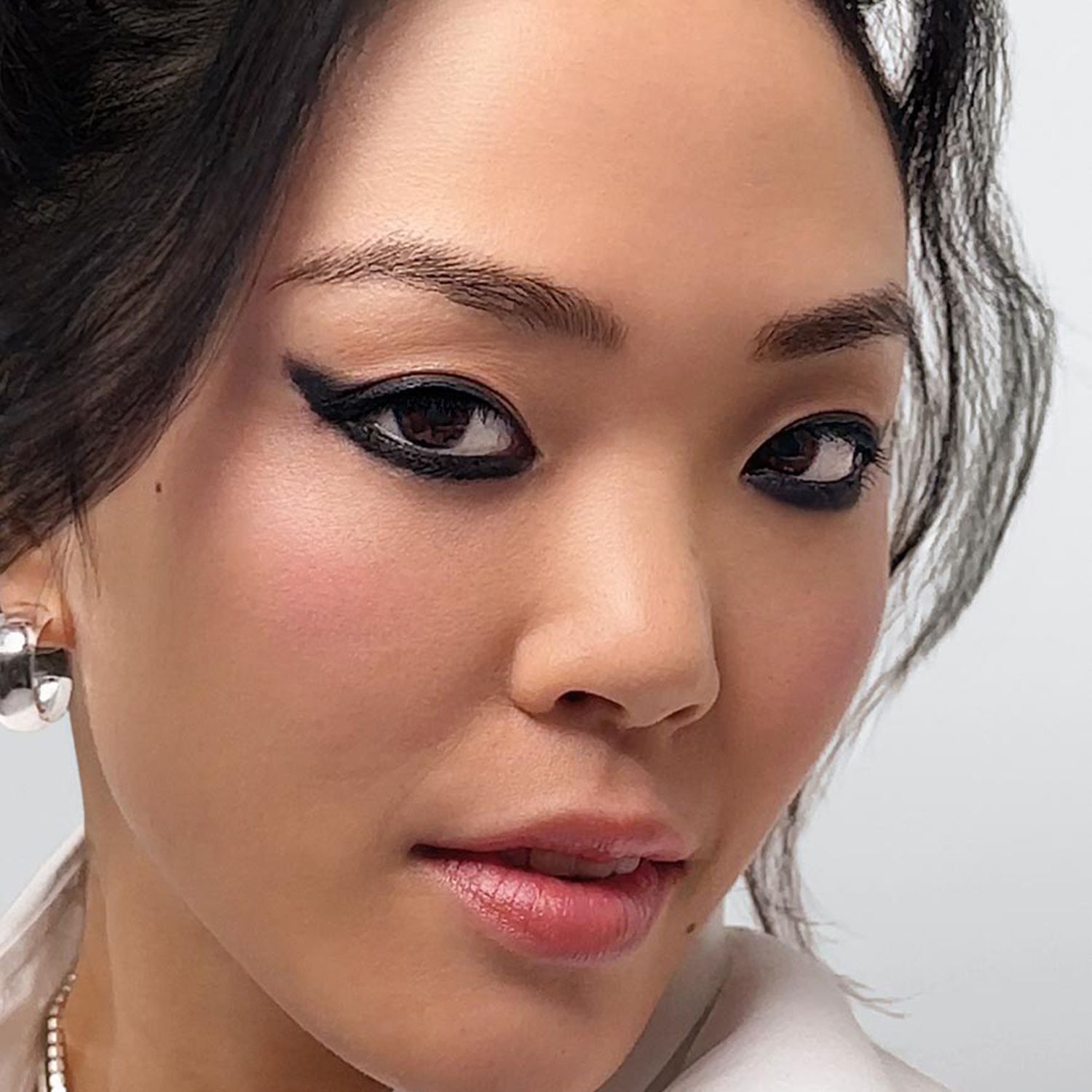 Close-up van een vrouw met dramatische zwarte eyeliner make-up.
