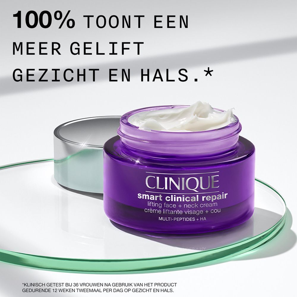 Voor-en-na vergelijking van de huid van de kin, die het effect van Clinique Smart Clinical Repair toont.