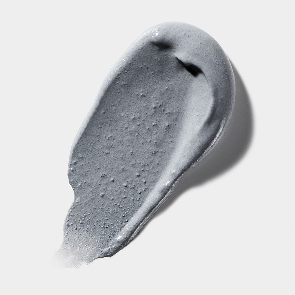 Une traînée grise de Clinique All About Clean™ 2-in-1 Charcoal Mask + Scrub avec des grains visibles.