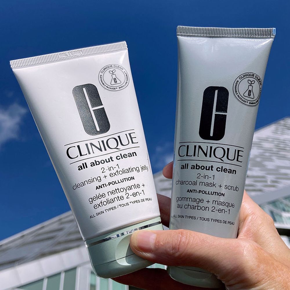 Deux tubes Clinique All About Clean™, une main tenant le masque + gommage.