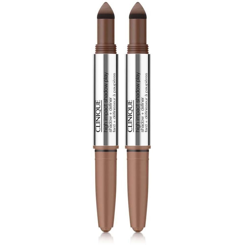 Deux crayons CLINIQUE High Impact Shadow Play bruns. Corps argenté avec nom du produit. Pointe marron foncé.