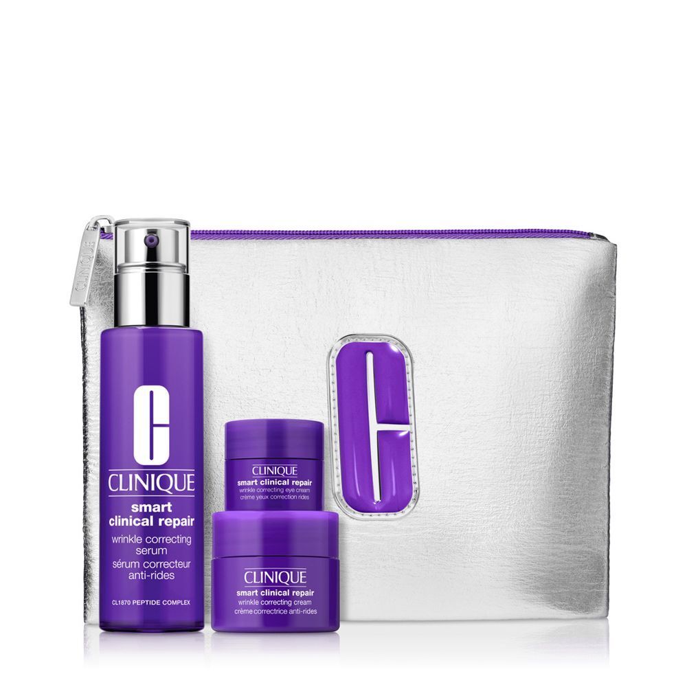 Clinique Smart Clinical Repair set met serum en crèmes in paarse verpakking en zilveren toilettas.
