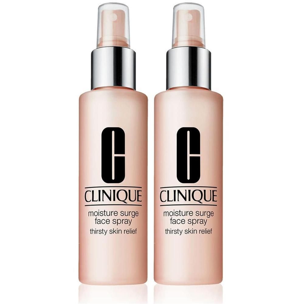 Deux vaporisateurs Clinique. Flacons roses avec pompes argentées. Logo noir et texte : moisture surge face spray thirsty skin relief.