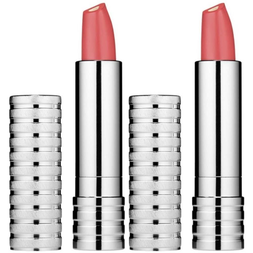 Deux rouges à lèvres Clinique rose avec capuchons argentés et rainurés retirés.