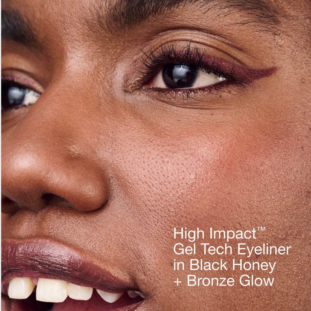 Close-up van een oog met Clinique High Impact™ Gel Tech Eyeliner in Black Honey. Bijpassende lipstick.