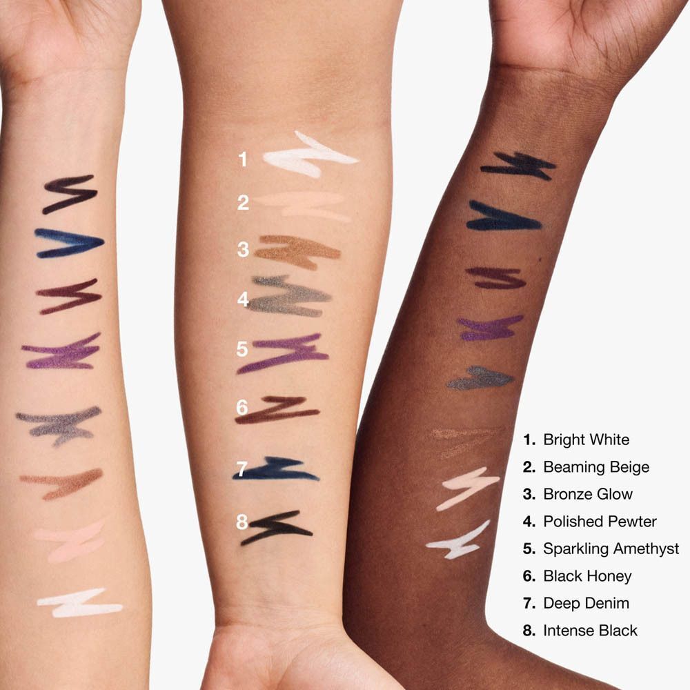 Bras avec des tests de huit eyeliners Clinique. Couleurs : Bright White, Beaming Beige, Bronze Glow, Polished Pewter, Sparkling Amethyst, Black Honey, Deep Denim, Intense Black.