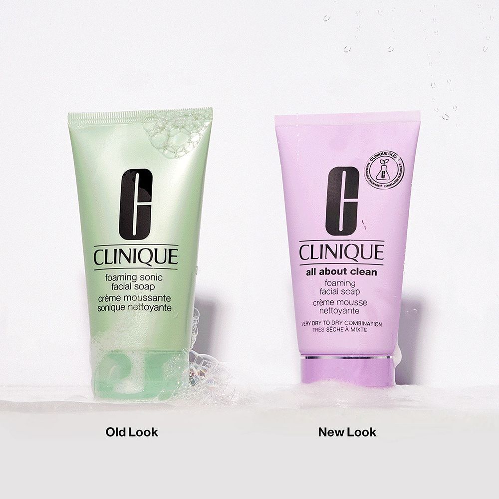 Clinique All About Clean™ schuimende gezichtszeep (nieuwe look) naast oudere versie.