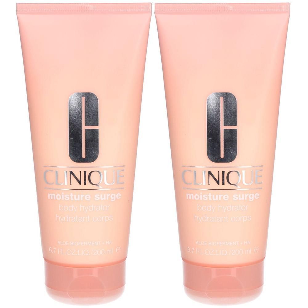 Deux tubes de lotion pour le corps. Teinte rose, texte argenté. Inscription : Clinique, moisture surge, body hydrator, hydratant corps.