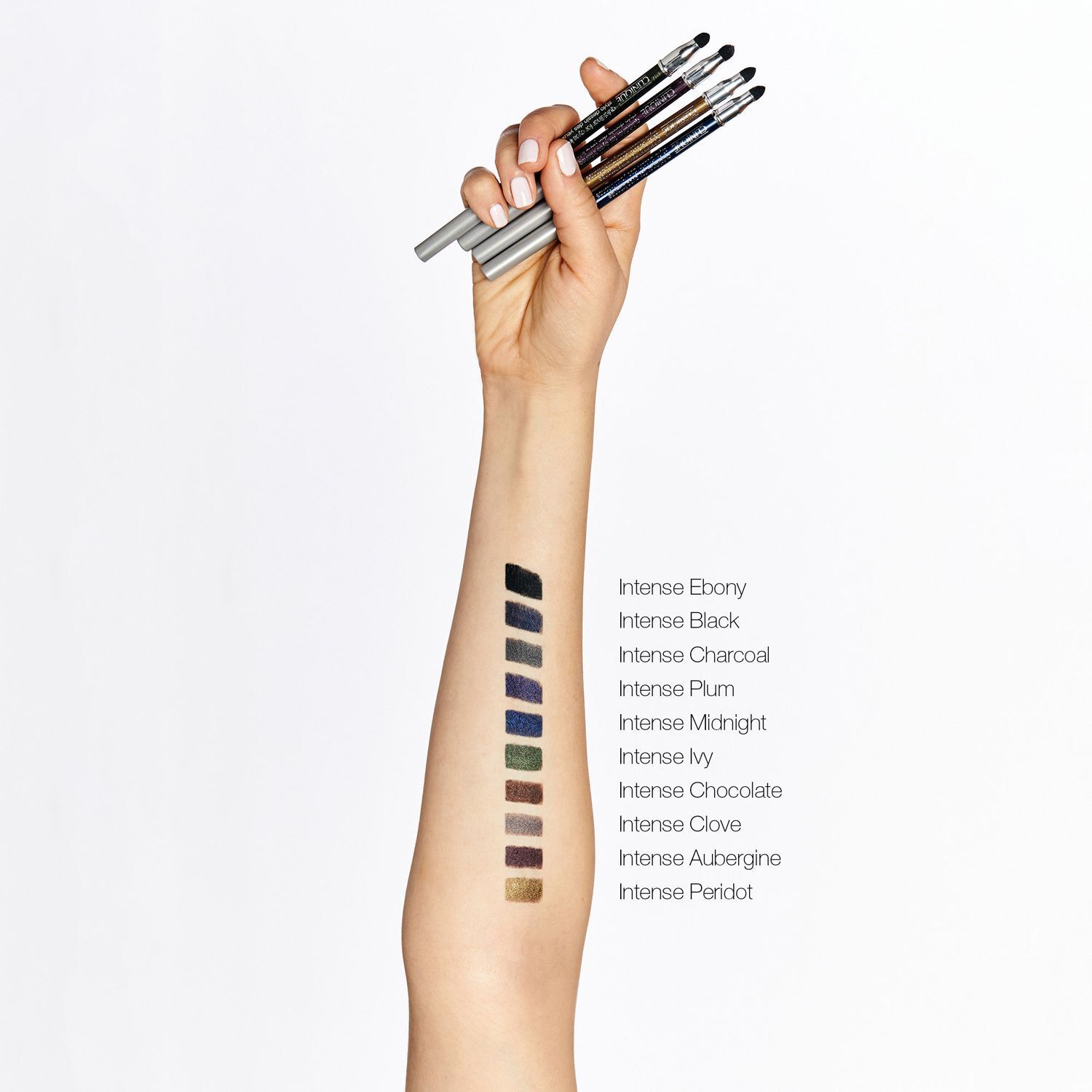 Bras avec des couleurs d'eye-liner appliquées et liste des noms de couleurs.