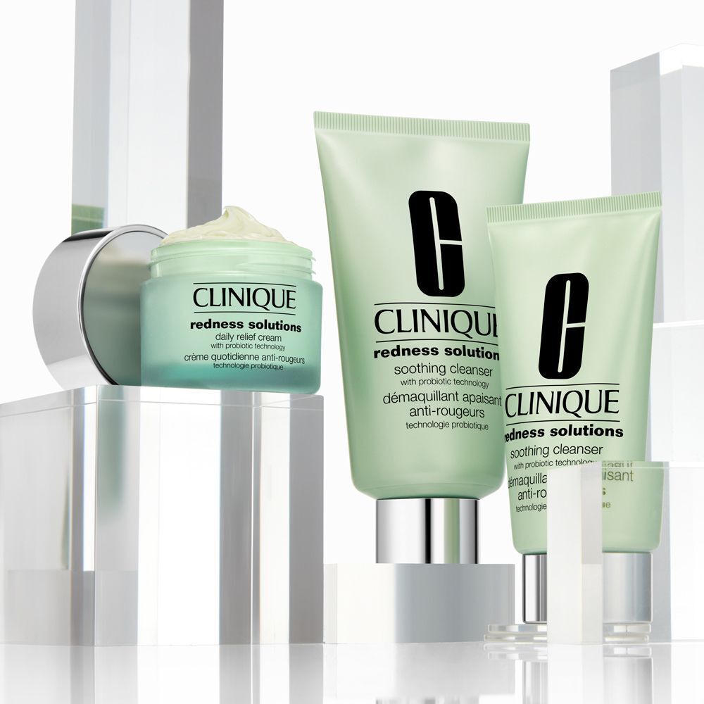 Produits CLINIQUE Redness Solutions : crème et nettoyant en tubes et pot vert pâle.