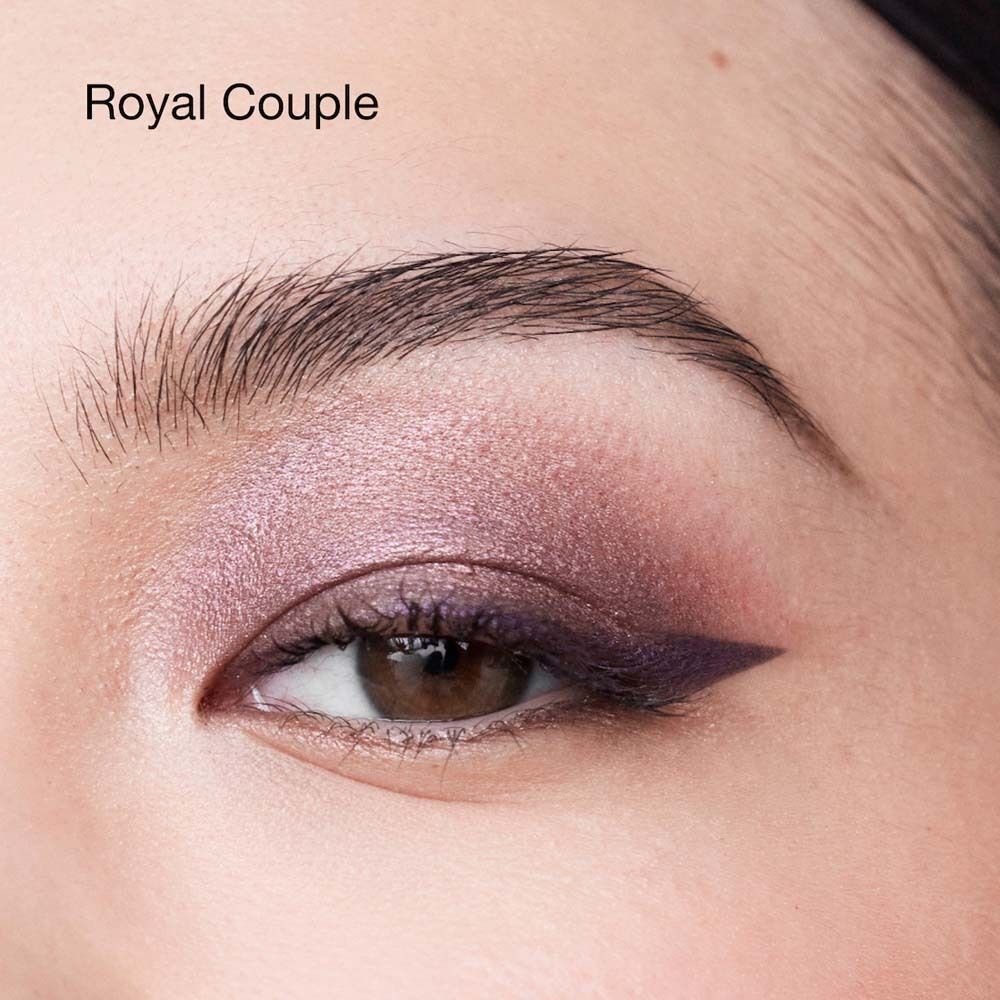 Oogmake-up met paars oogschaduw en donkere eyeliner, tint Royal Couple.