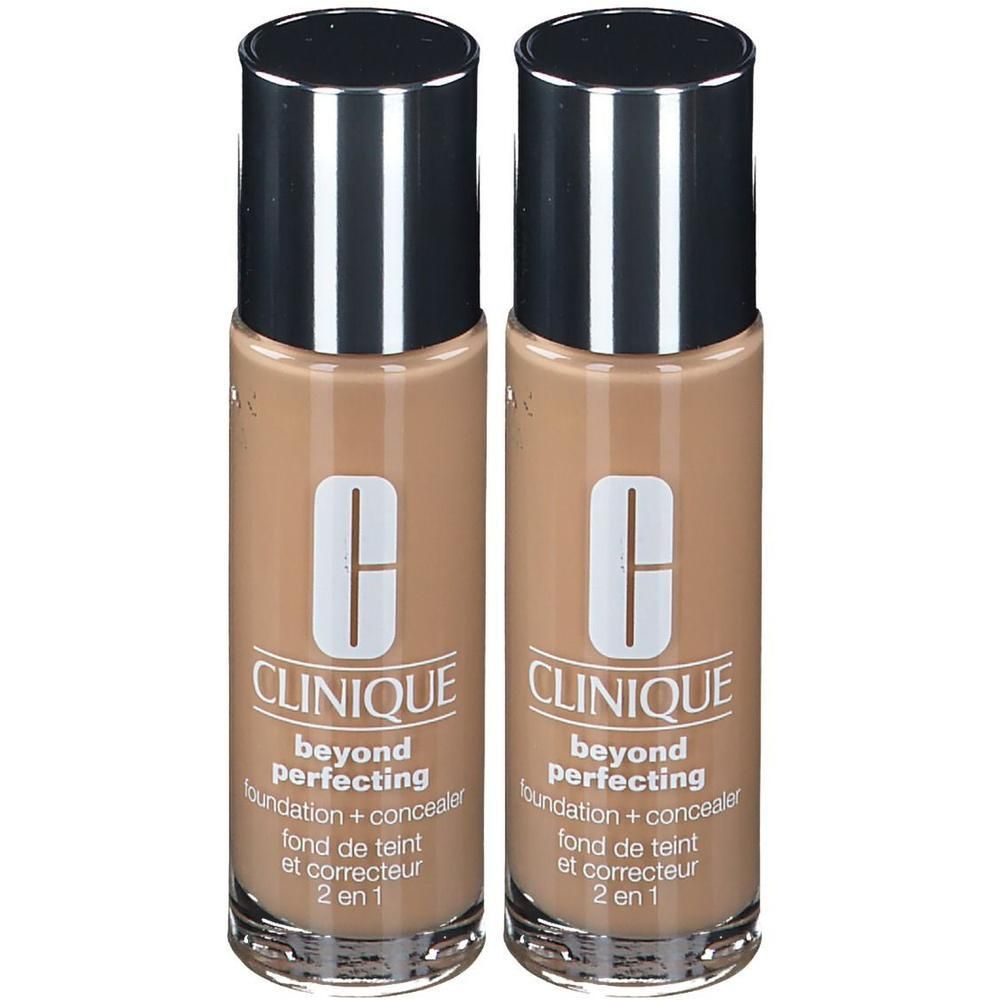Twee flacons Clinique Beyond Perfecting Foundation + Concealer. Beige vloeistof in glazen flacons met zwarte doppen. Productetikettering.