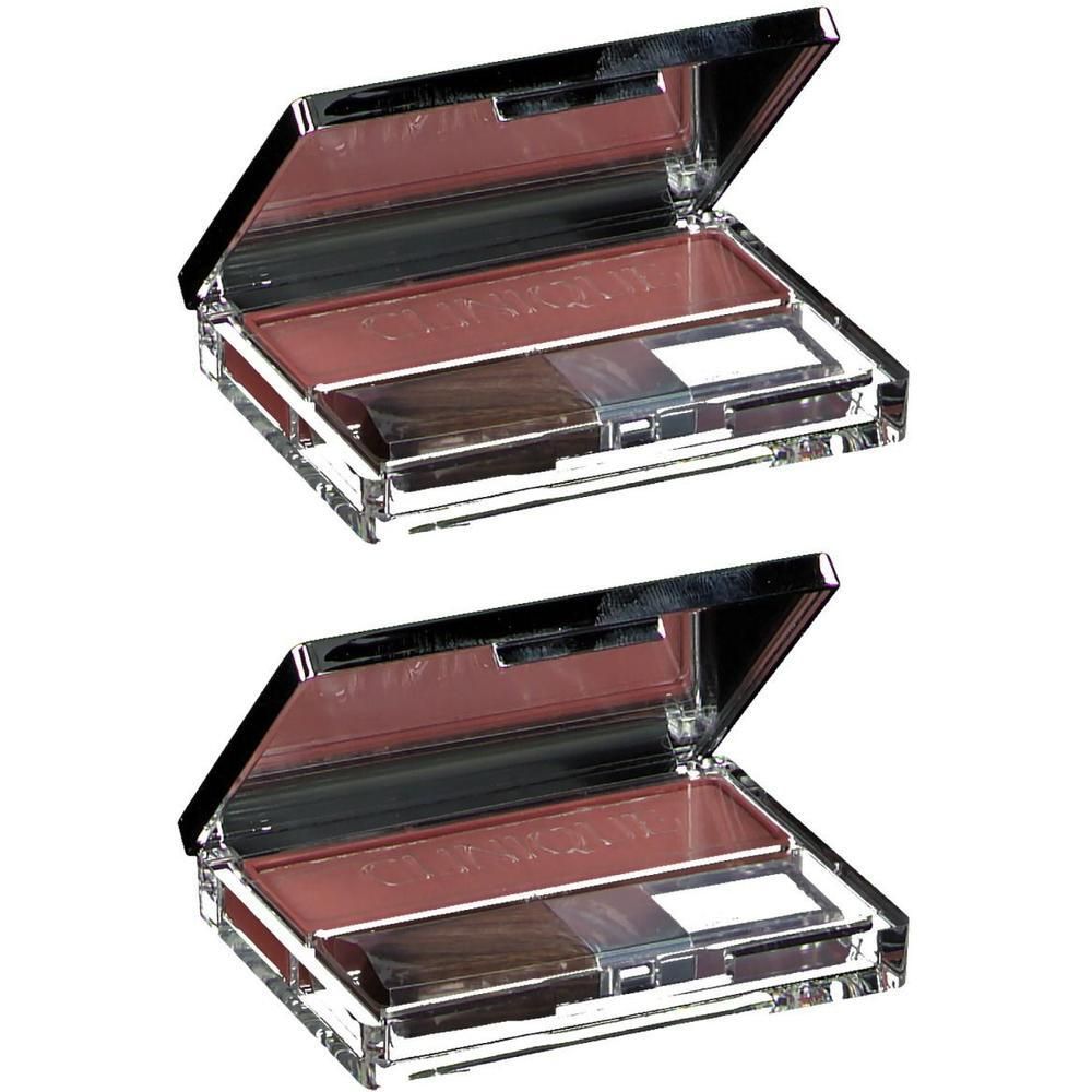 Deux palettes de blush ouvertes. Chacune contient de la poudre, un miroir et un pinceau. Emballage rectangulaire transparent.