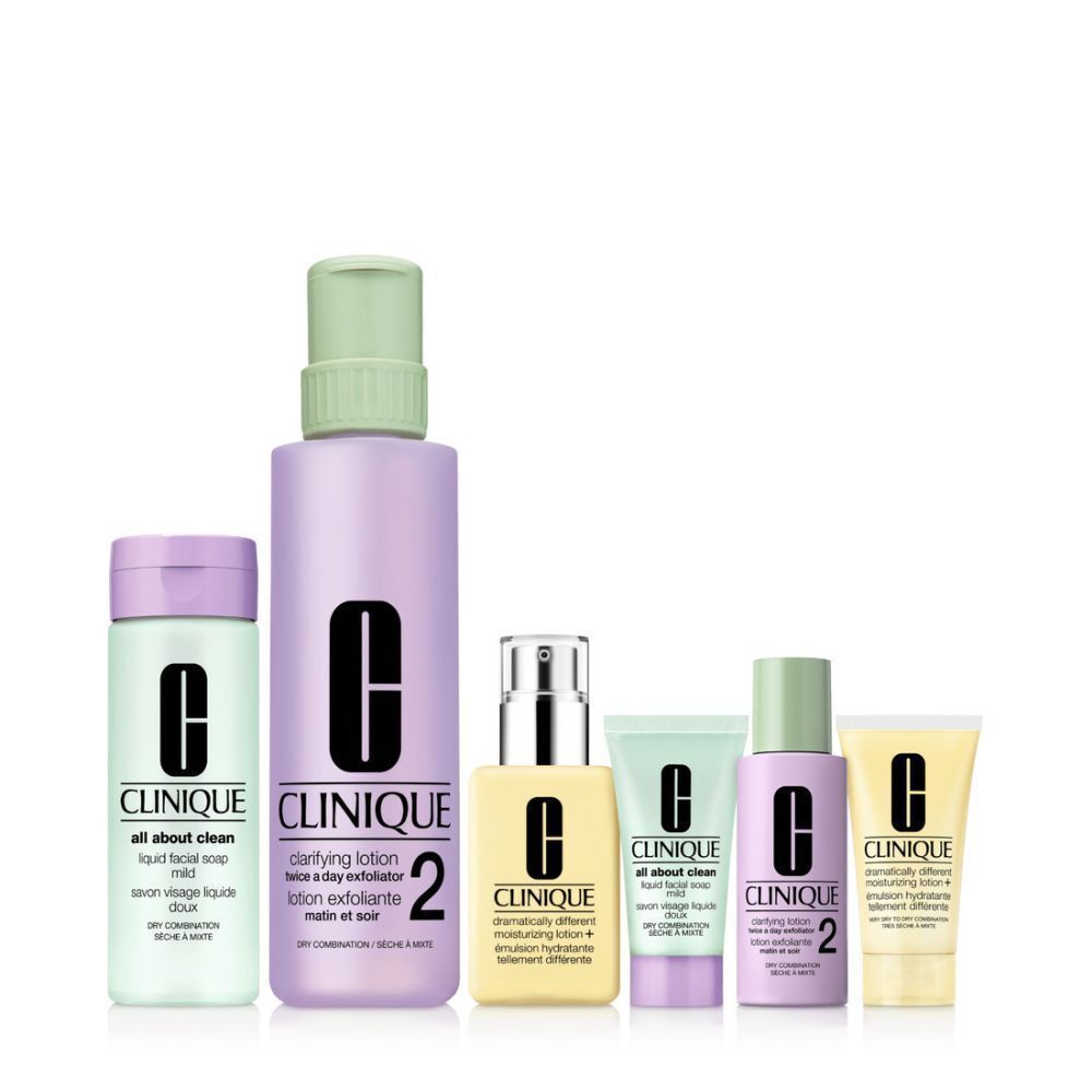 Divers produits de soin Clinique, dont des flacons et des tubes. Les produits sont disposés sur fond blanc. Noms de produits clairement visibles.