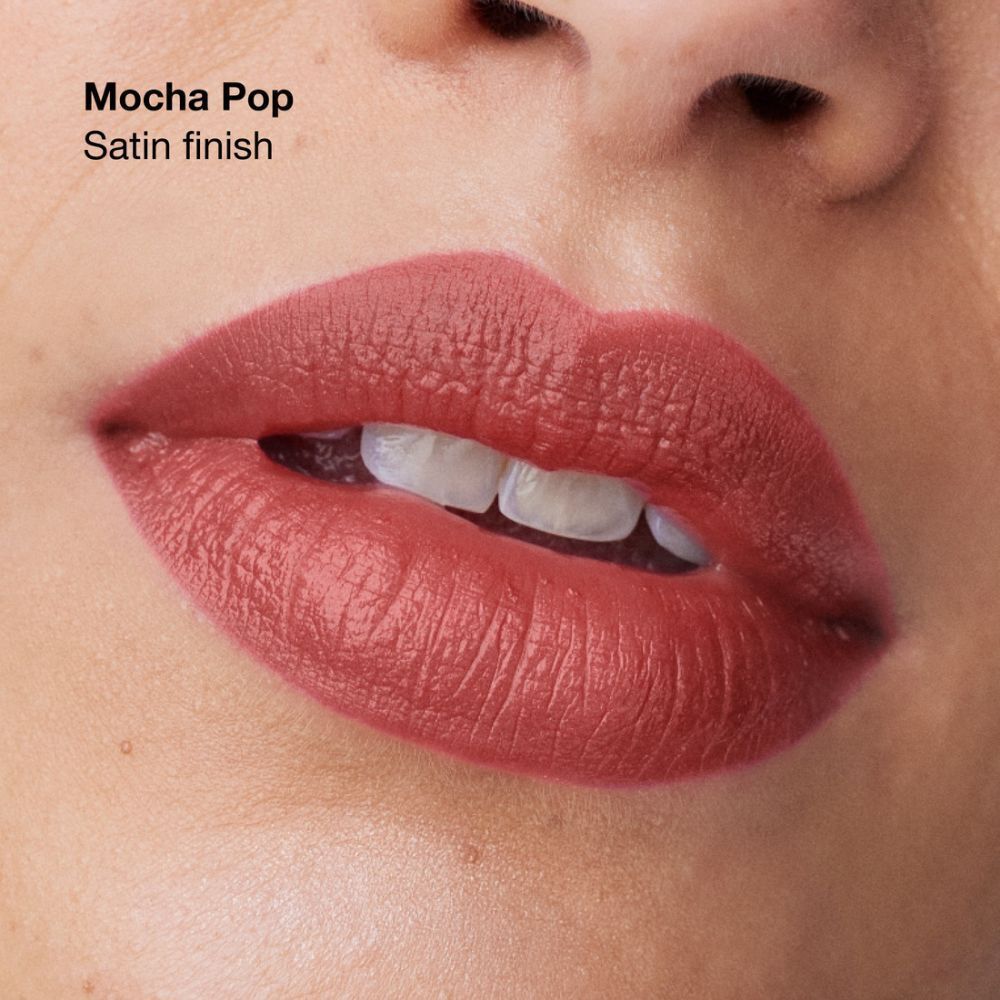 Lippen met Clinique Pop lipstick in Satin Mocha aangebracht.