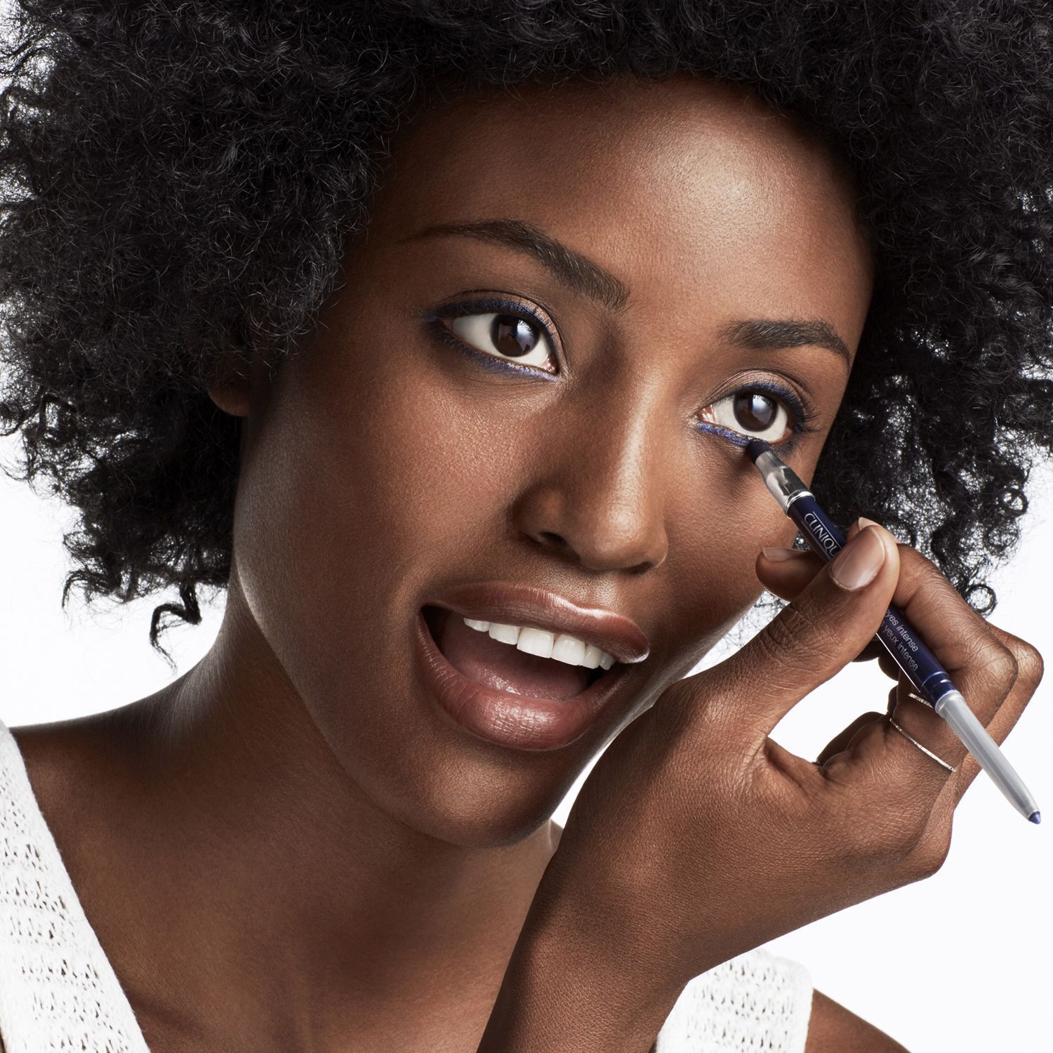 Een vrouw brengt donkerblauwe Clinique Quickliner™ aan op haar ooglid.