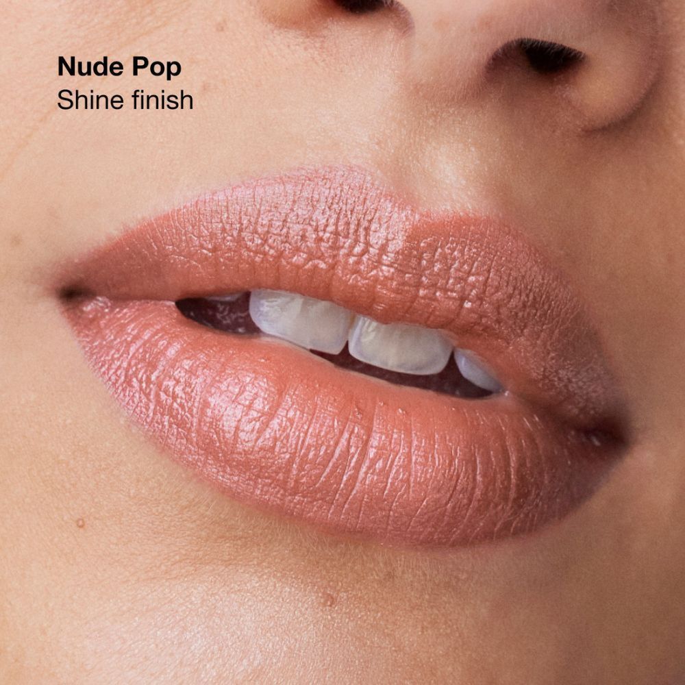 Close-up van een mond met Clinique Pop Lipstick Soft Nude Pop.