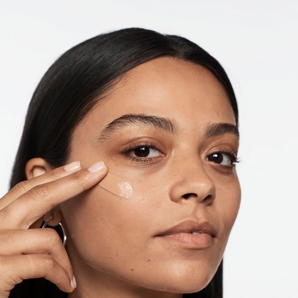 Een vrouw brengt CLINIQUE Anti-Blemish Solutions Liquid Makeup aan.