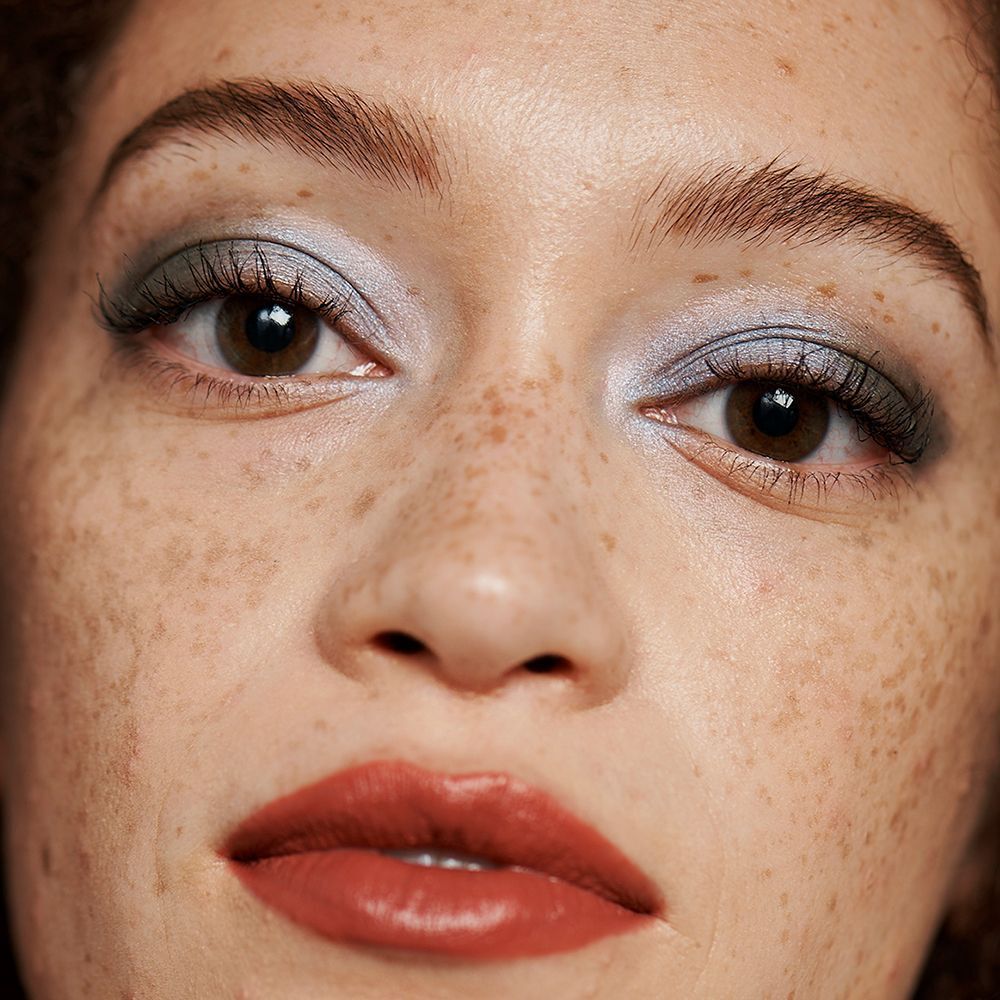 Close-up van een gezicht met make-up op ogen en lippen. CLINIQUE Quickliner™ voor Brows niet zichtbaar.