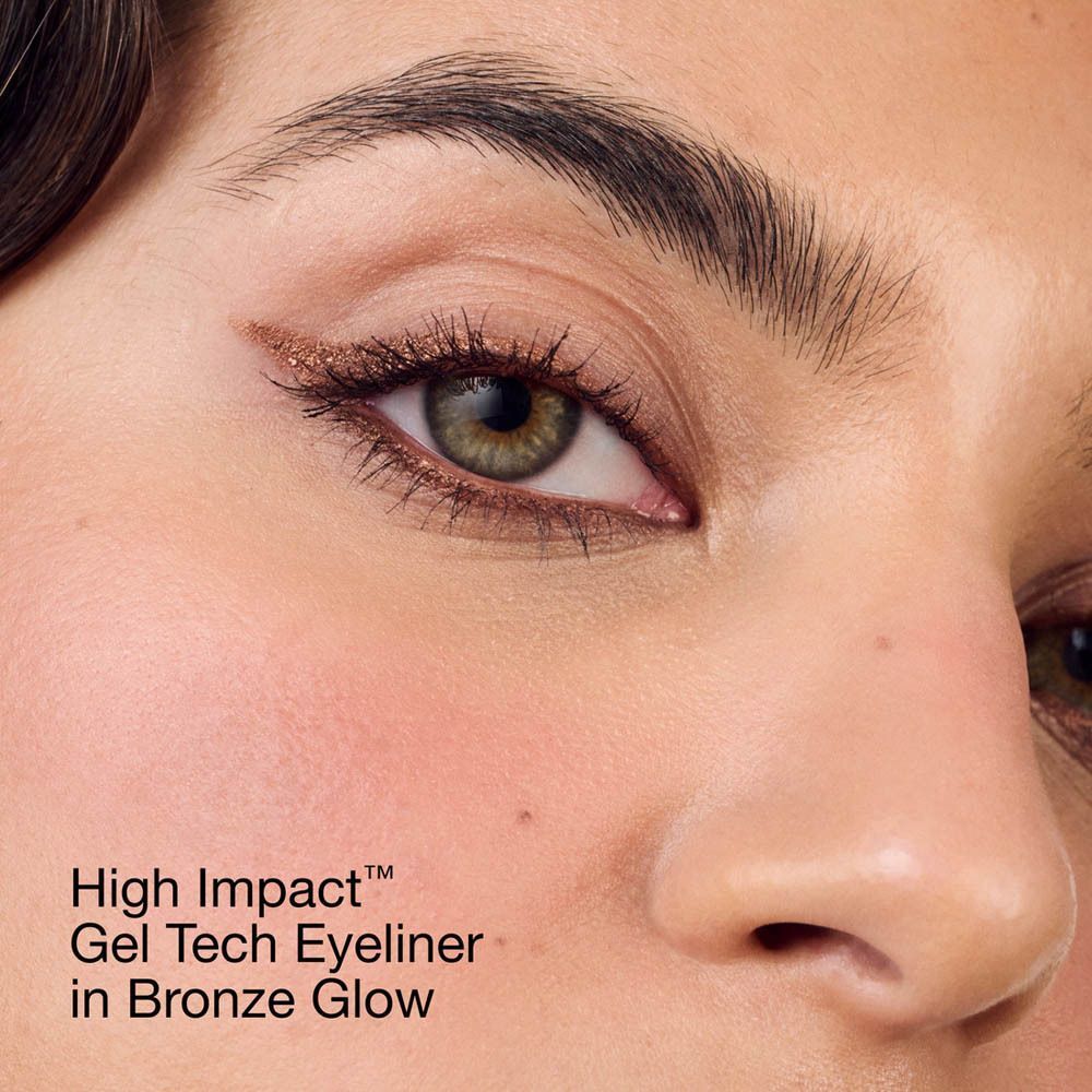 Close-up van een oog met bruine eyeliner. De tekst luidt: High Impact™ Gel Tech Eyeliner in Bronze Glow.