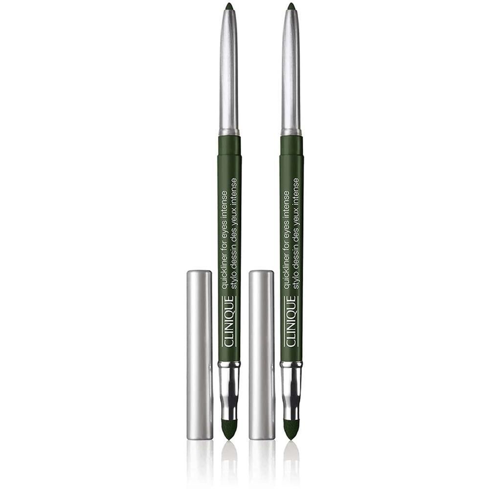 Twee groene oogpotloden met zilveren doppen. De tekst "Clinique Quickliner for eyes intense" is zichtbaar.