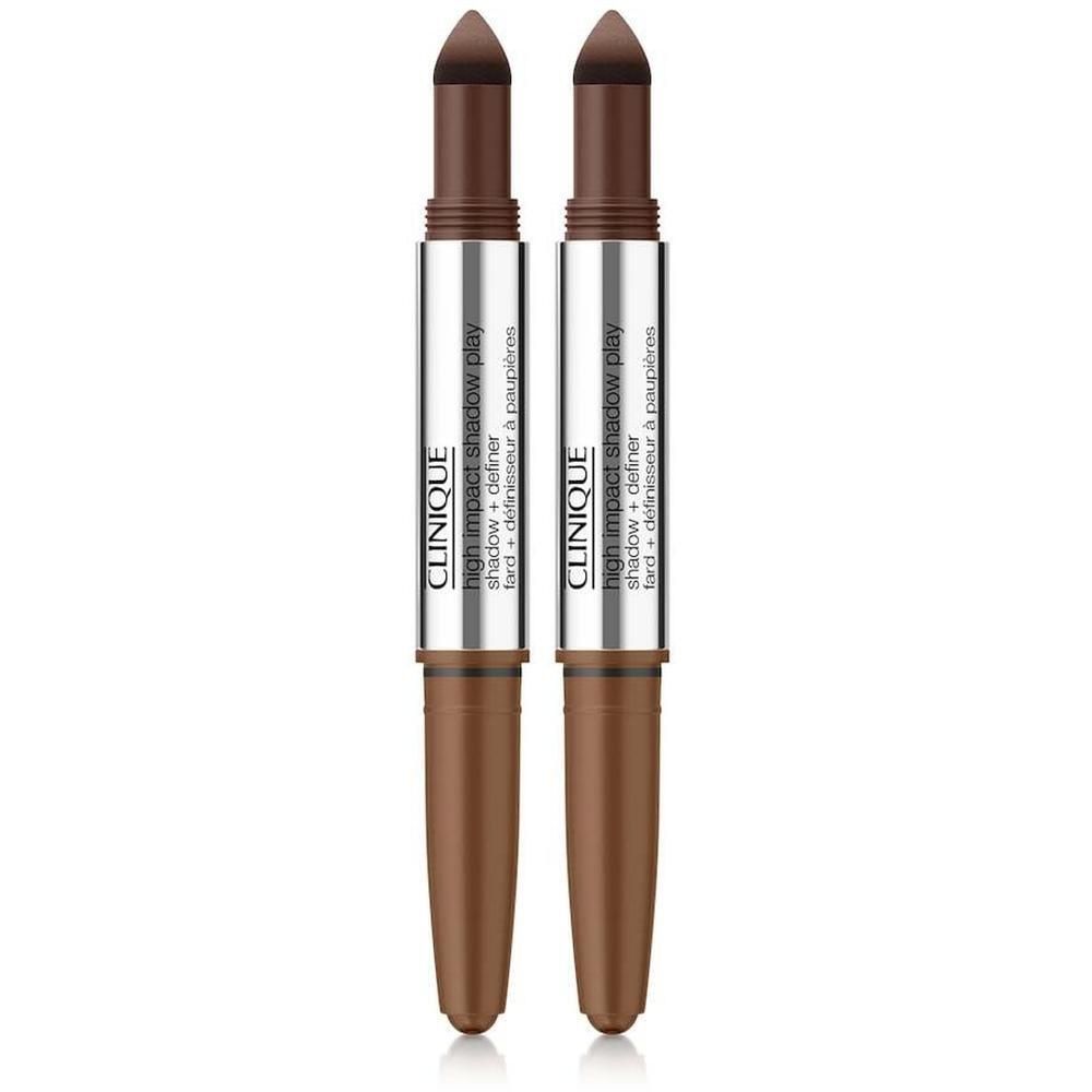 Deux crayons CLINIQUE High Impact Shadow Play bruns. Corps argenté avec nom du produit. Pointe et base brun foncé.