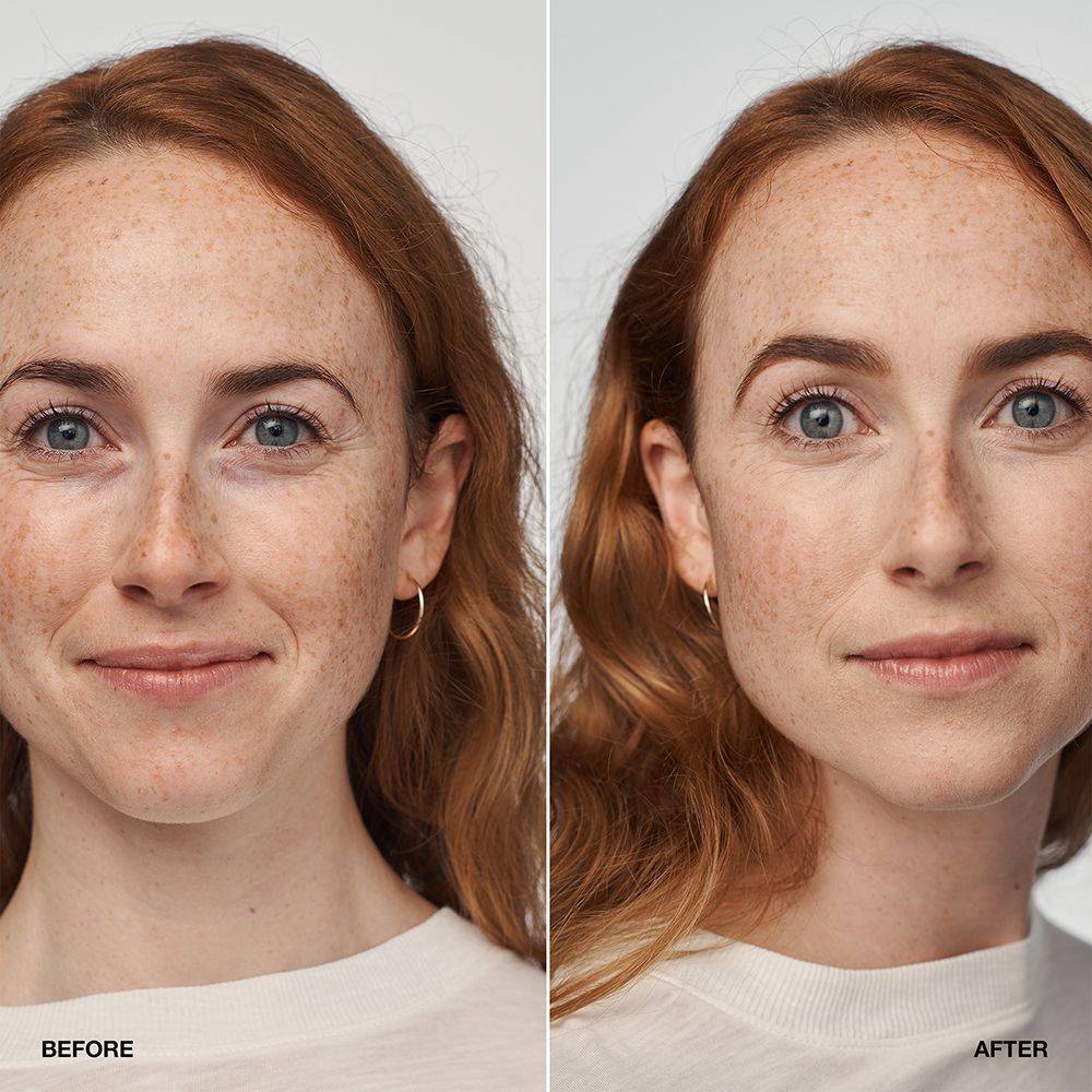 Comparaison avant/après d'une femme portant le fond de teint sérum CLINIQUE Even Better Clinical SPF 20.