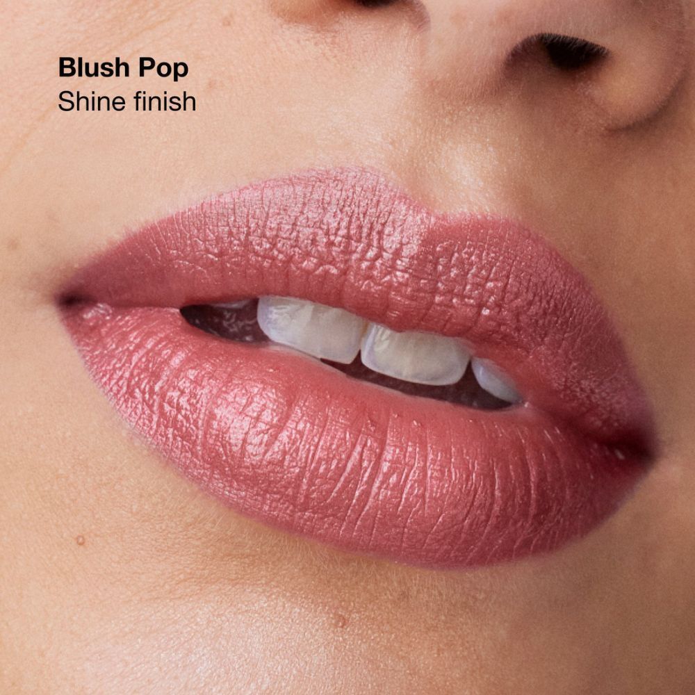 Close-up van lippen met Clinique Pop lipstick in Soft Blush Pop met glanzende finish.